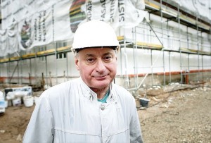 Gimnazijos vadovas M.Jakobas pastebėjo – kai jis atvyksta prie mokyklos, statybininkai pasitempia. D.Umbraso nuotr.