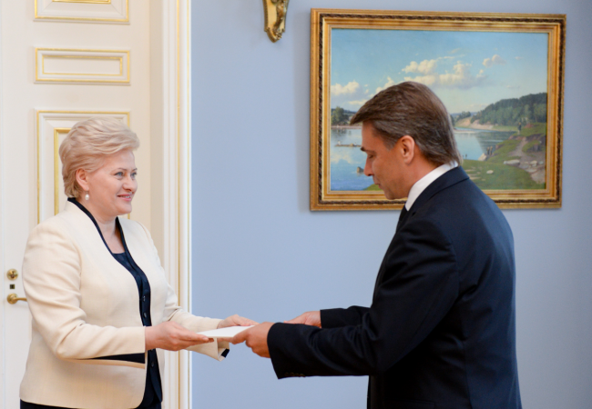 Lietuvos Respublikos Prezidentė įteikė skiriamuosius raštus Lietuvos ambasadoriui Izraelyje Lietuvos Respublikos Prezidentė įteikė skiriamuosius raštus Lietuvos ambasadoriui Izraelyje