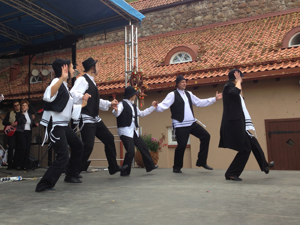 Ansamblis „Fajerlech“ atidaro 2014-2015 metų sezoną Ansamblis „Fajerlech“ atidaro 2014-2015 metų sezoną