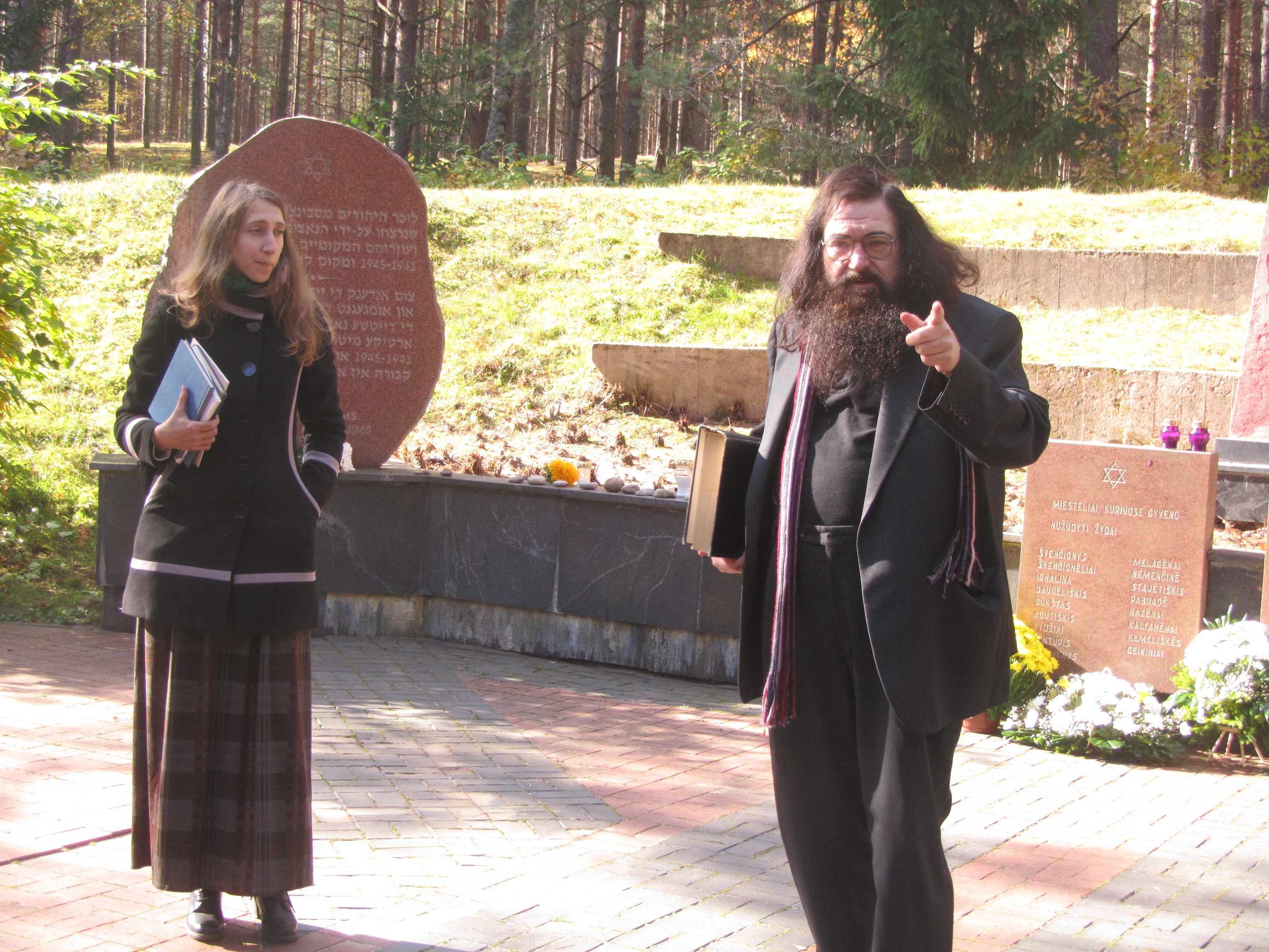 Švenčionėliuose masinių žydų žudynių vietoje susirenkama paminėti Holokausto aukų Švenčionėliuose masinių žydų žudynių vietoje susirenkama paminėti Holokausto aukų