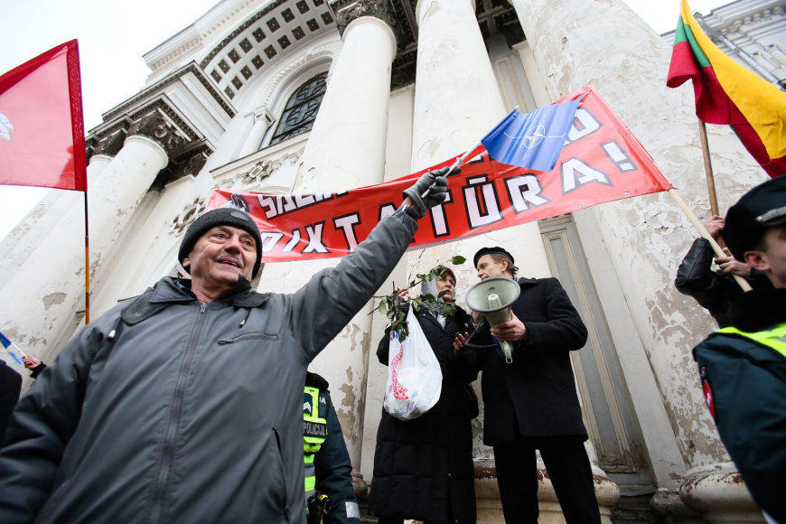 Neteisėtas Lietuvos nacionaldemokratų mitingas prie Kauno Soboro buvo nušvilptas Neteisėtas Lietuvos nacionaldemokratų mitingas prie Kauno Soboro buvo nušvilptas