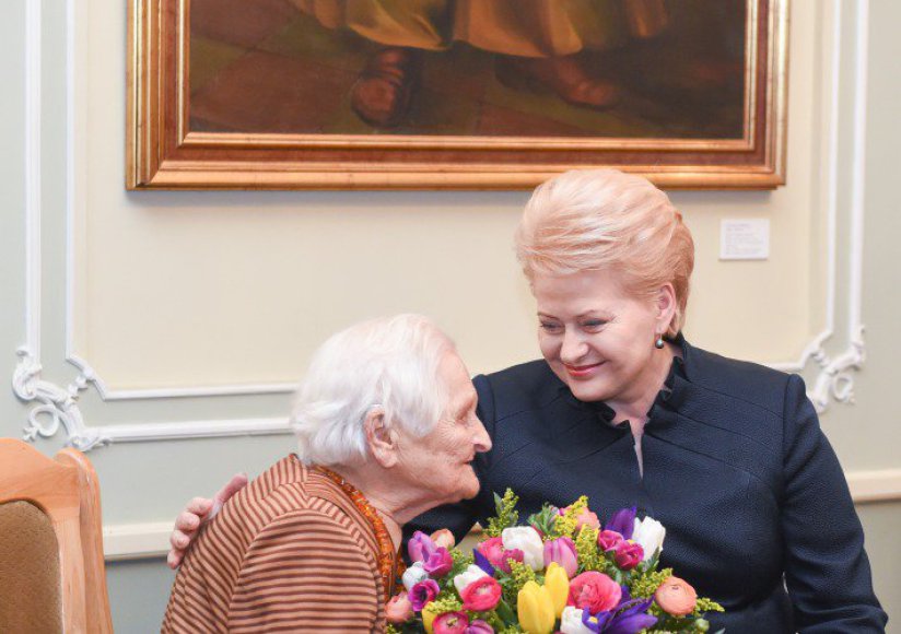 Žydus ir lenkus gelbėjusiai 100-metei Birutei Fedaravičienei – ordinas iš prezidentės rankų