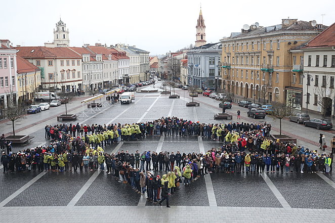 Hundreds of Youth Form Human Star of David outside Vilnius’s Old Town Hall