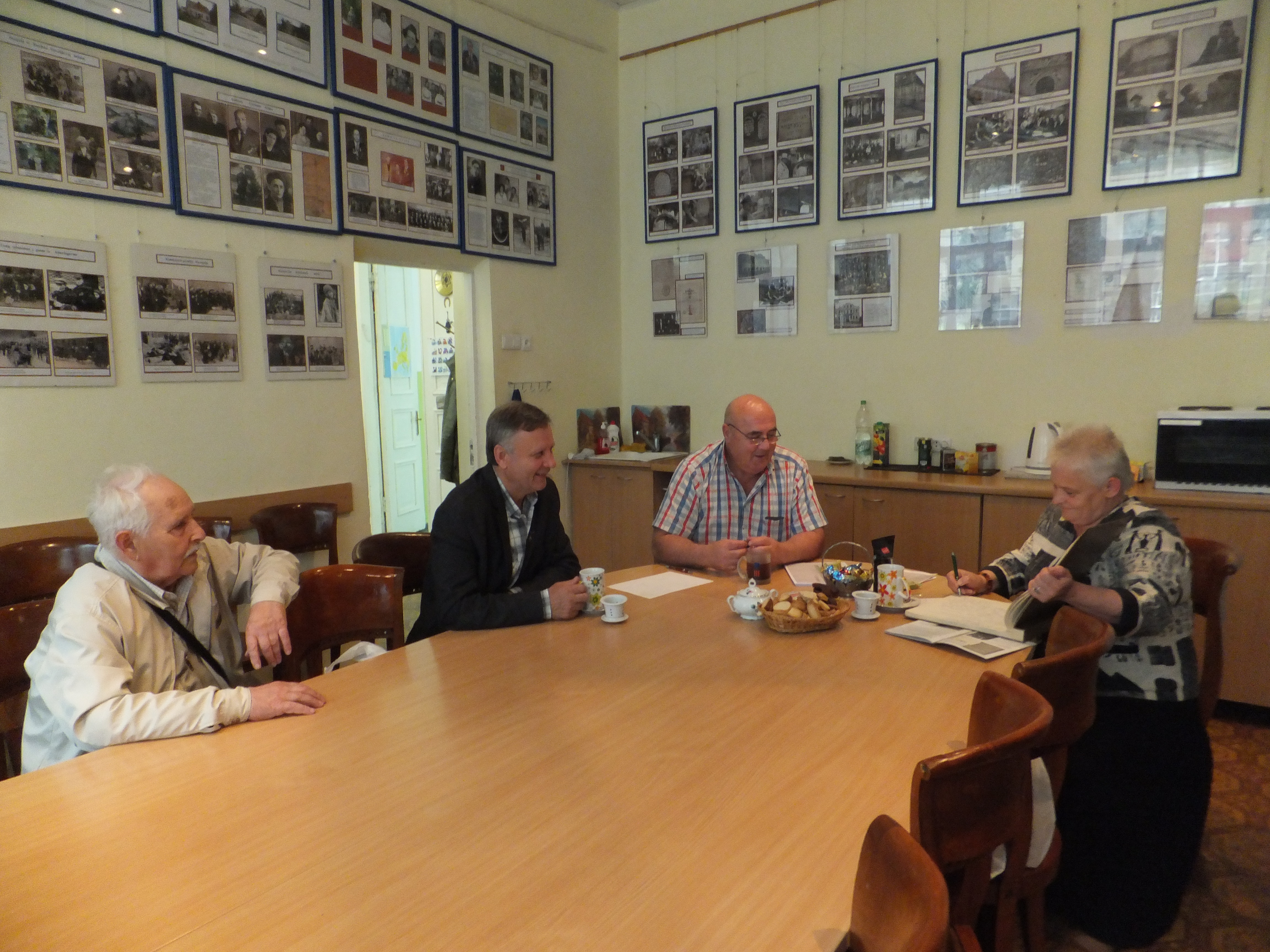 Susitikimas su Biržų vicemere I.Varziene ir istorijos mokytoju V. Jukoniu Panevėžio žydų bendruomenėje Susitikimas su Biržų vicemere I.Varziene ir istorijos mokytoju V. Jukoniu Panevėžio žydų bendruomenėje