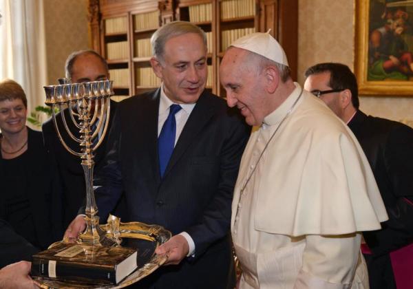 Photo Exhibit of Pope’s Visit to Israel Opens on Central Cathedral Square in Vilnius Photo Exhibit of Pope’s Visit to Israel Opens on Central Cathedral Square in Vilnius