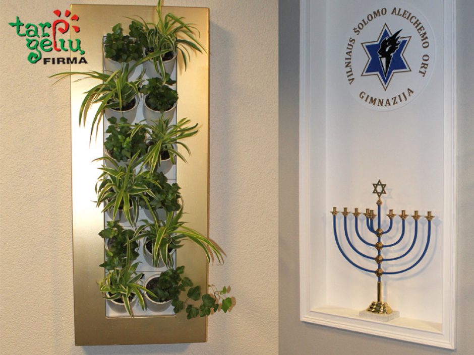 „Tarp gėlių“: augalų paveikslai papuošė gimnazijos sienas