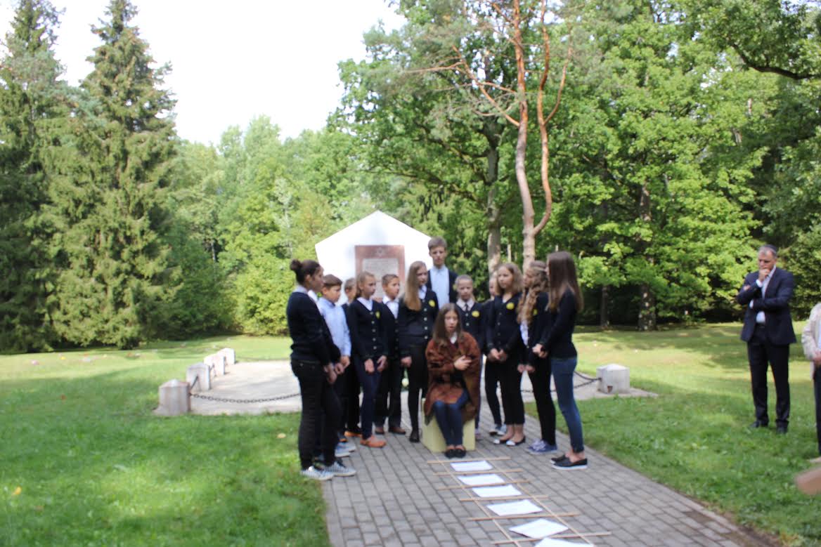 Holokausto aukų pagerbimo ceremonija Ukmergėje Holokausto aukų pagerbimo ceremonija Ukmergėje
