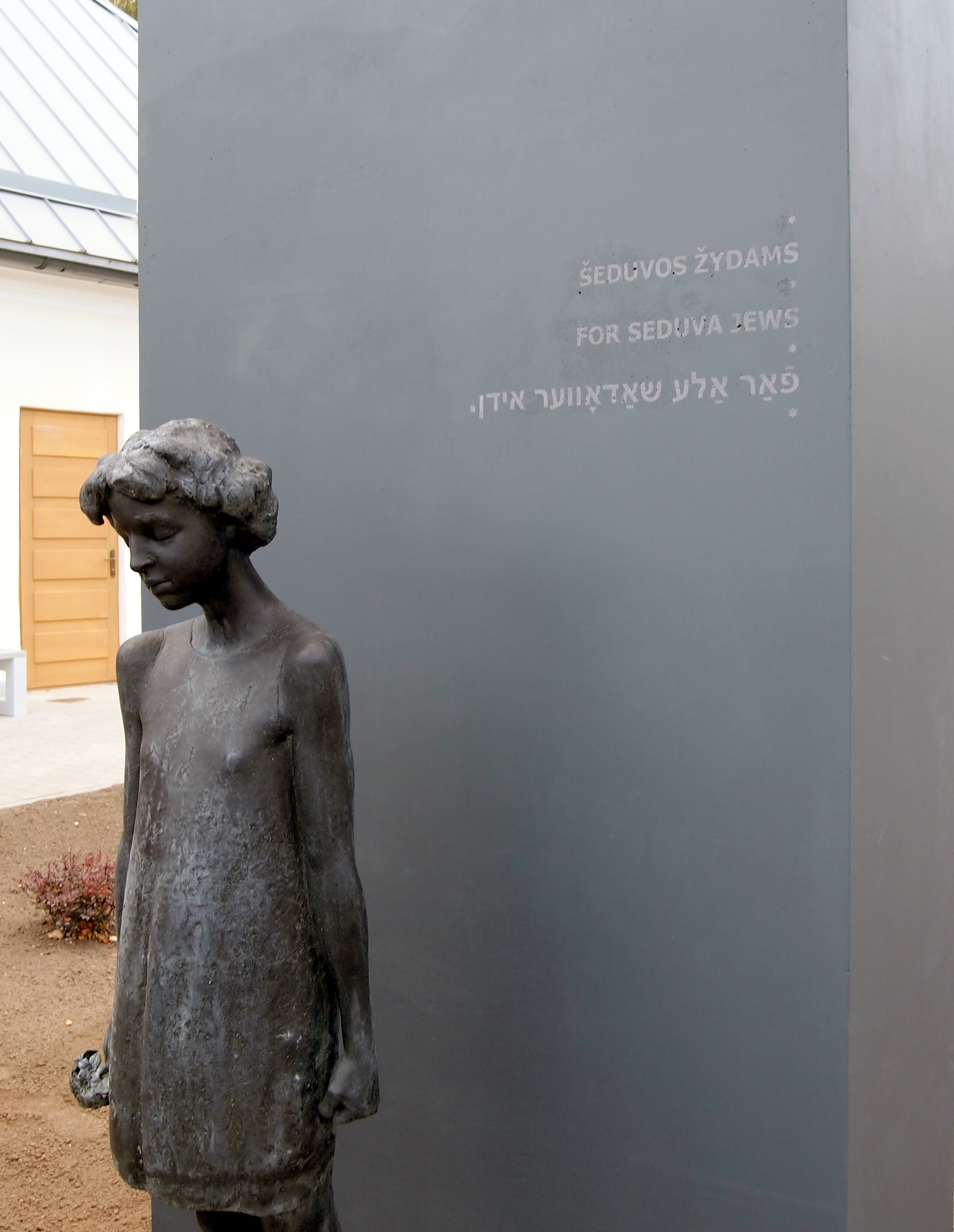 Šeduvoje atidengtas paminklas visiems vietos žydams