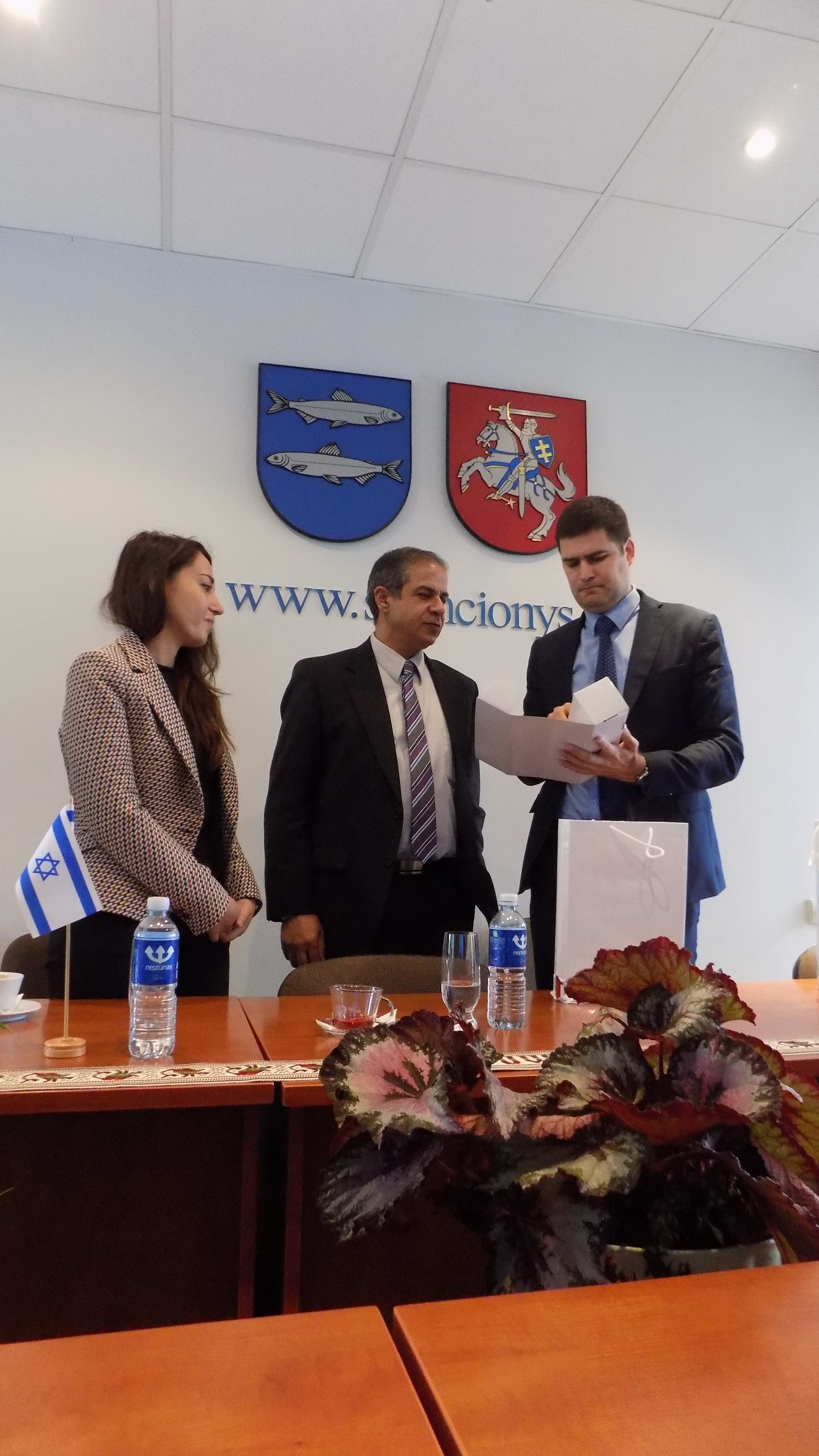 Izraelio ambasadorių į Švenčionis pritraukė rajono herbas su žuvelėmis