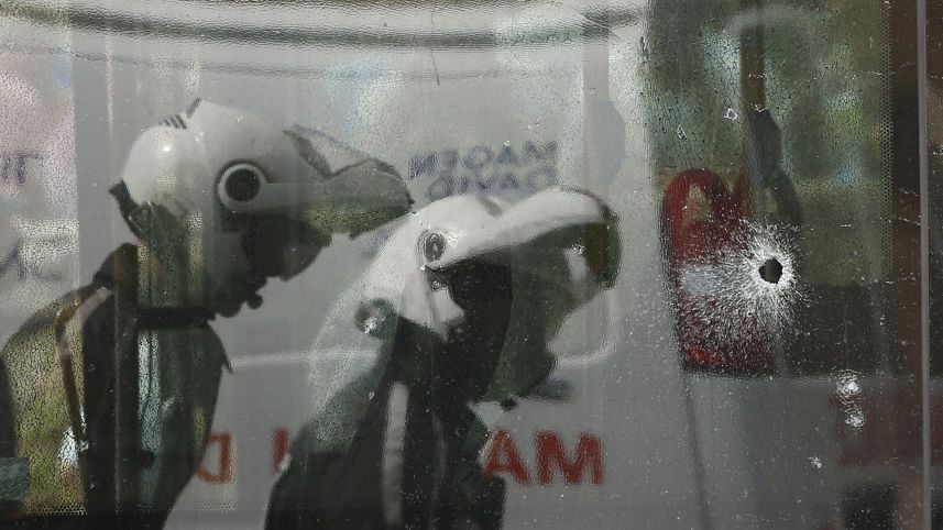 Palestiniečiai Izraelyje švaistosi peiliais – subadyti aštuoni autobuso keleiviai Palestiniečiai Izraelyje švaistosi peiliais – subadyti aštuoni autobuso keleiviai