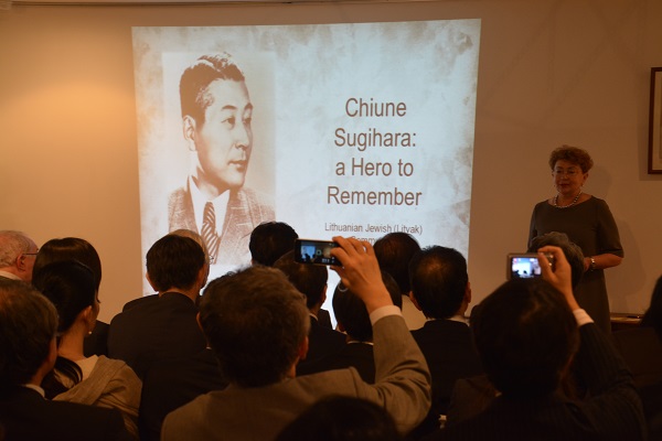 Lietuvos ambasadoje Tokijuje  pagerbtas legendinis Japonijos diplomatas