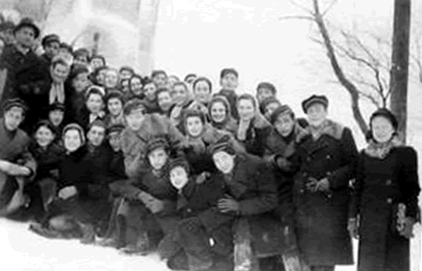 Tarbut students on a field trip ca. 1939. Courtesy vilnaghetto.com