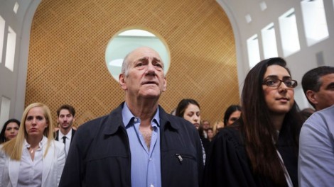 Buvęs Izraelio premjeras Ehudas Olmertas siunčiamas už grotų už kyšininkavimą