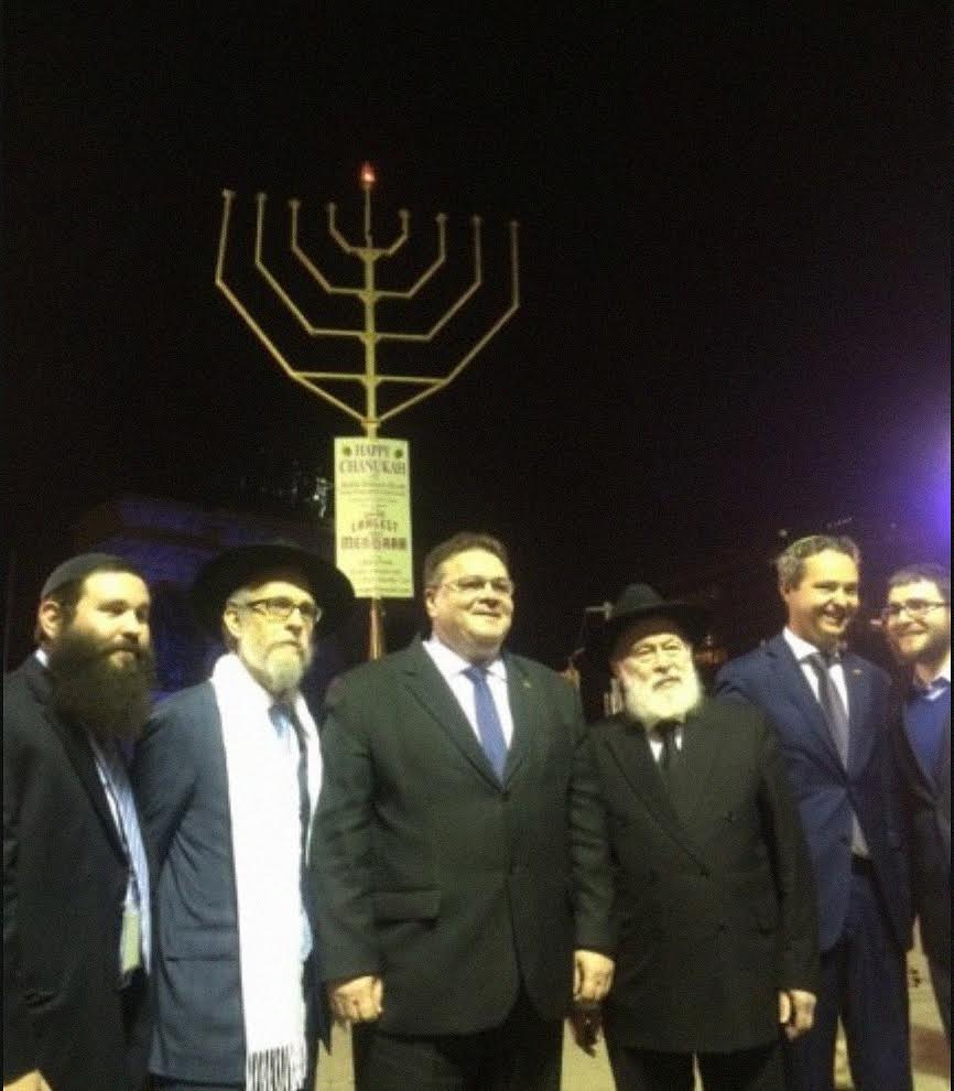 Lietuvos ministras Niujorke įžiebė didžiausią pasaulyje Menorą