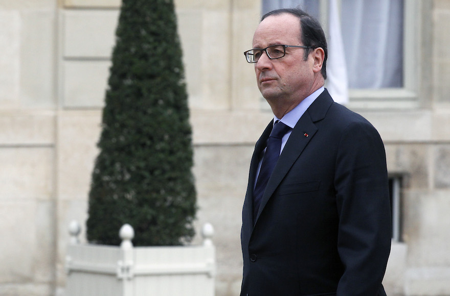 PARIS, FRANCE - JANUARY 09: French President Francois Hollande returns to the presidential Elysee palace after holding a crisis meeting with French prefects at the Interior Ministry on January 9, 2015 in Paris, France. A huge manhunt for the two suspected gunmen in the deadly attack at Charlie Hebdo on January 7 in still underway. (Photo by Thierry Chesnot/Getty Images)