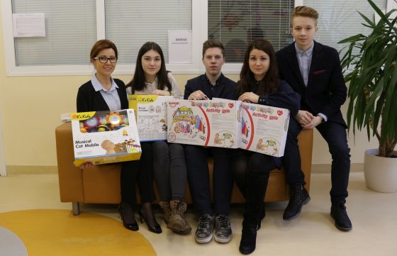 Žydų mokyklos dovanos Vilniaus sutrikusio vystymosi kūdikių namų mažyliams