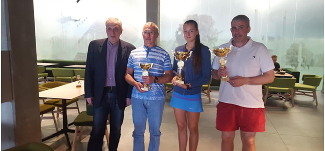 Iš kairės :varžybų organizatorius Michailas Duškesas, Anatolijus Faktorovičius, Alisa Gavronskytė, Grigorij Khiterer