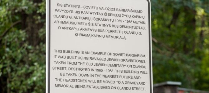 Iš elektros pastotės išimami žydų antkapių akmenys