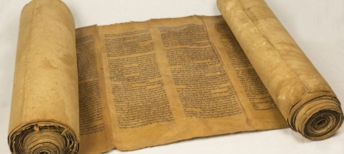 Šiandien 350 m. skaičiuojantis toros ritinys grįžta į Vilniaus choralinę sinagogą