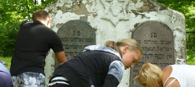 “Atjautos” savanoriai tvarko Telšių žydų kapines