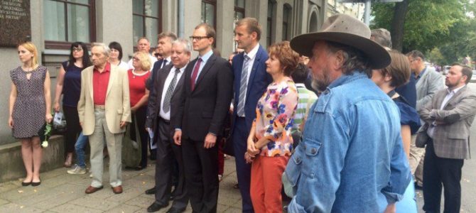 Užsienio reikalų viceministras Šiauliuose ir Molėtuose pagerbia Holokausto Lietuvoje aukas