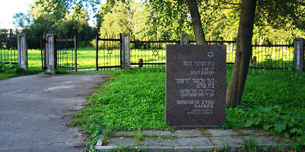 Pradėtos tvarkyti Kauno Žaliakalnio žydų senosios kapinės