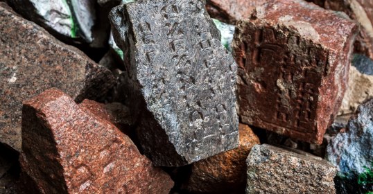 Paminkliniai akmenys pagarbiai sugrįžta į senąsias Žydų kapines Olandų gatvėje
