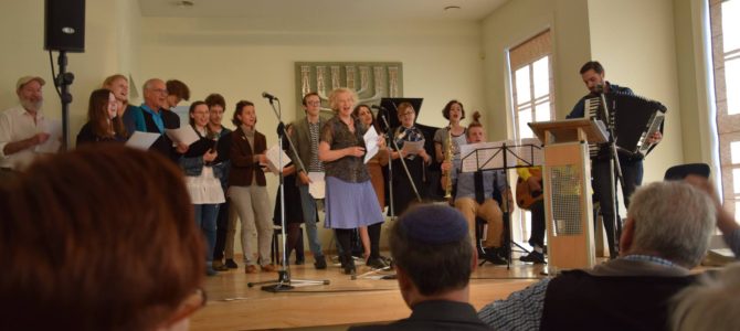 LŽB Vilniaus Jidiš instituto programos dalyviai dainuoja senas geras jidiš dainas