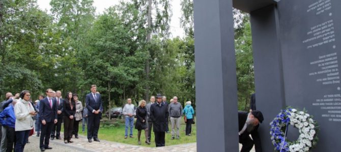 Premjeras pagerbė Holokausto aukas Šeduvoje