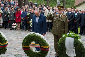 Paneriuose rugsėjo 23 d. krašto apsaugos ministras Juozas Olekas ir Lietuvos kariuomenės Sausumos pajėgų vadas pagerbė Holokausto aukas