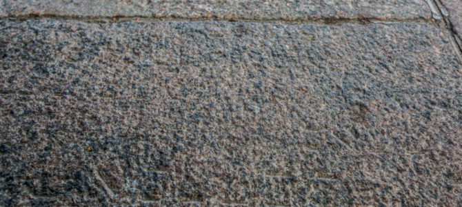 Laiptai į Vilniaus ligoninės pastatą Antakalnyje – iš žydų paminklinių akmenų