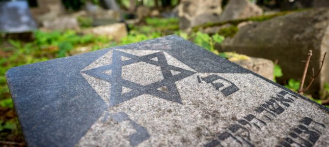 Vytauto Didžiojo universiteto studentai prisijungė prie Kauno iniciatyvos atgaivinti senąsias žydų kapines Žaliakalnyje.