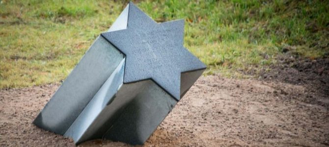 Kaune atidengtas ženklas Holokausto aukoms