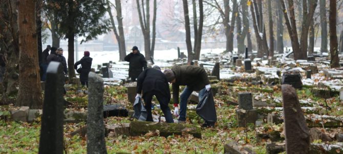 Kauno Tvirtovės Rotaract klubas tvarkė apleistus žydų kapus Žaliakalnio kapinėse