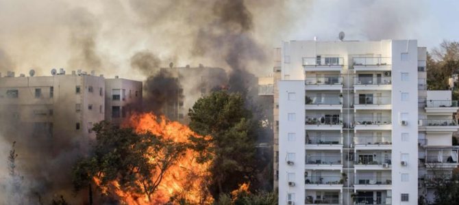 Izraelyje 80 tūkstančių žmonių evakuoti dėl Haifos prieigose šėlstančių gaisrų