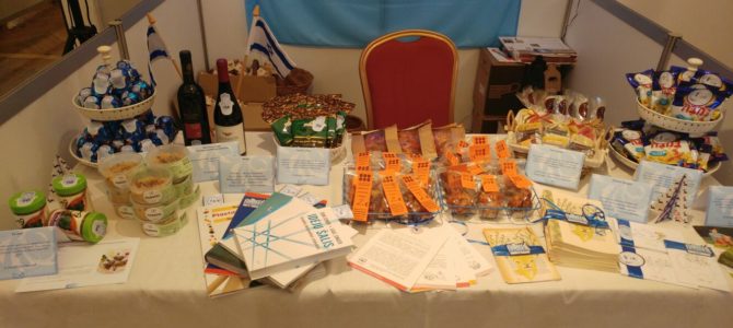 Labdaringos mugės metu Izraelio ambasados stende