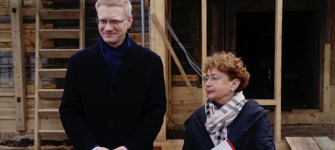 Žiežmarių atnaujinamą sinagogą apžiūri AJC delegacijos nariai