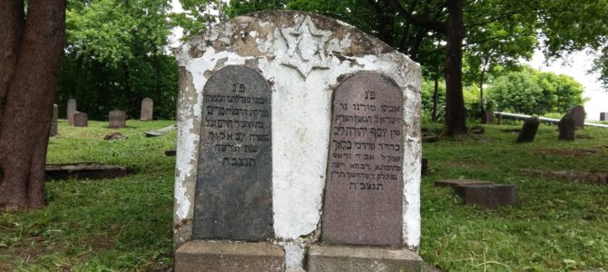 Žemaitijos psichikos negalią turinčių žmonių klubas “Telšių atjauta” ir šią vasarą tvarko Telšių senąsias žydų kapines