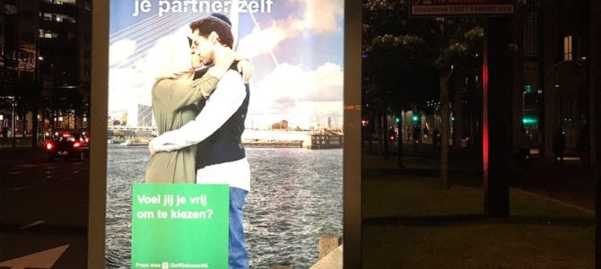 Plakatai su besibučiuojančiais žydu ir musulmone Roterdame sukėlė skandalą