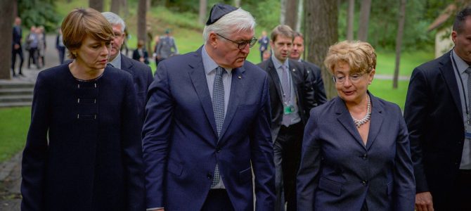 Vokietijos Prezidentas Frankas Walteris Steinmeieris, jo žmona Elke Buedenbender ir Lietuvos žydų (litvakų) bendruomenės pirmininkė Faina Kukliansky Paneriuose pagerbė Holokausto aukas