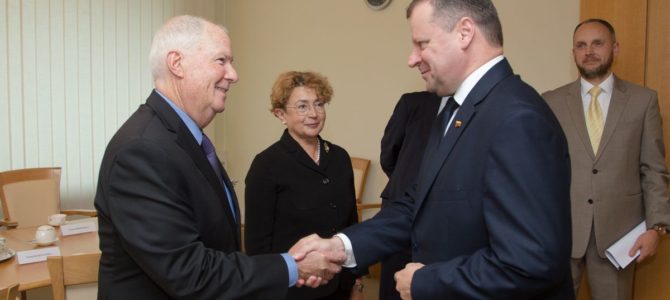 Premjeras S. Skvernelis susitiko su Amerikos žydų kongreso tarptautinių reikalų direktoriumi rabinu Andrew Bakeriu (papildytas) Premjeras S. Skvernelis susitiko su Amerikos žydų kongreso tarptautinių reikalų direktoriumi rabinu Andrew Bakeriu (papildytas)
