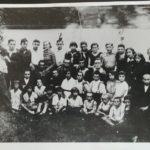 Zydu vaiku organizacija Somer Hacair. Tevas centre antroj eileje sedi su mazais vaikais ir jo brolis Mose stovi krastinis iskaires