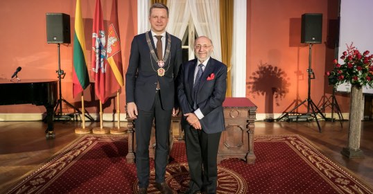 Sostinės meras Samueliui Bakui įteikė Vilniaus garbės piliečio regalijas