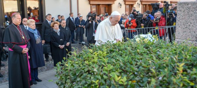 Popiežiaus Pranciškaus tyli malda prie paminklo Vilniaus geto aukoms