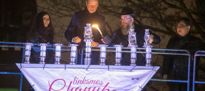 В центре Вильнюса зажжена праздничная Менора