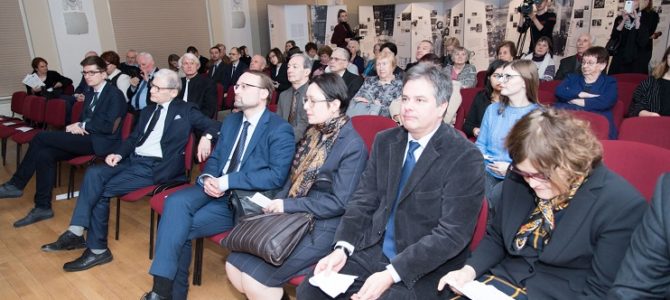 Moralinio kompaso per Holokaustą nepraradę Teisuoliai – dviejų parodų herojai