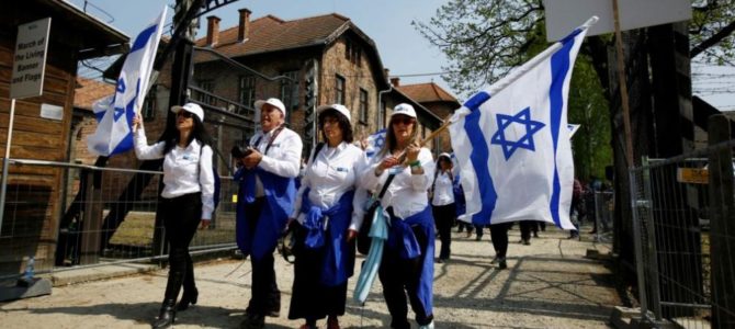 Тысячи человек приняли участие в “Марше живых” в Освенциме