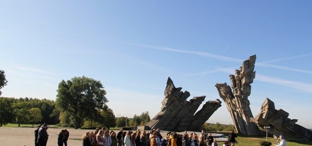  Kauno žydų bendruomenė pagerbė Holokausto aukų atminimą IX forto muziejaus memorialiniame komplekse