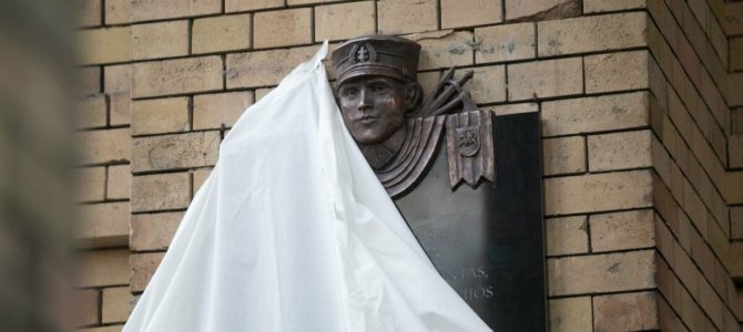 На здании библиотеки Академии наук Литвы вновь установили мемориальную доску Й. Норейке