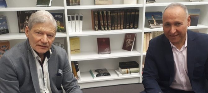 Izraelio ambasadorius Jossi Levy pristatė savo romaną “Meilės prekeiviai”